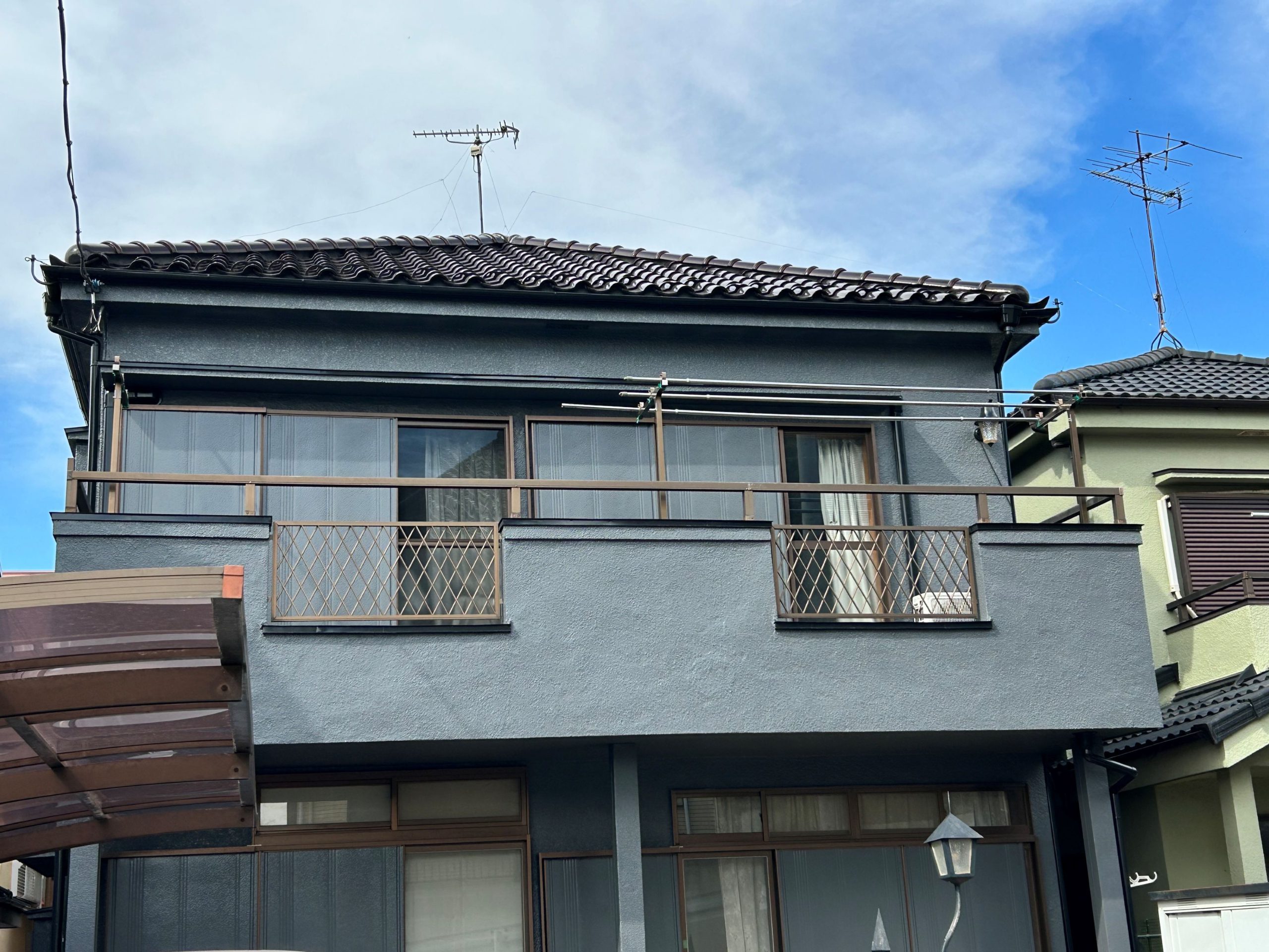 ブルーグレーの色で落ち着いた印象に