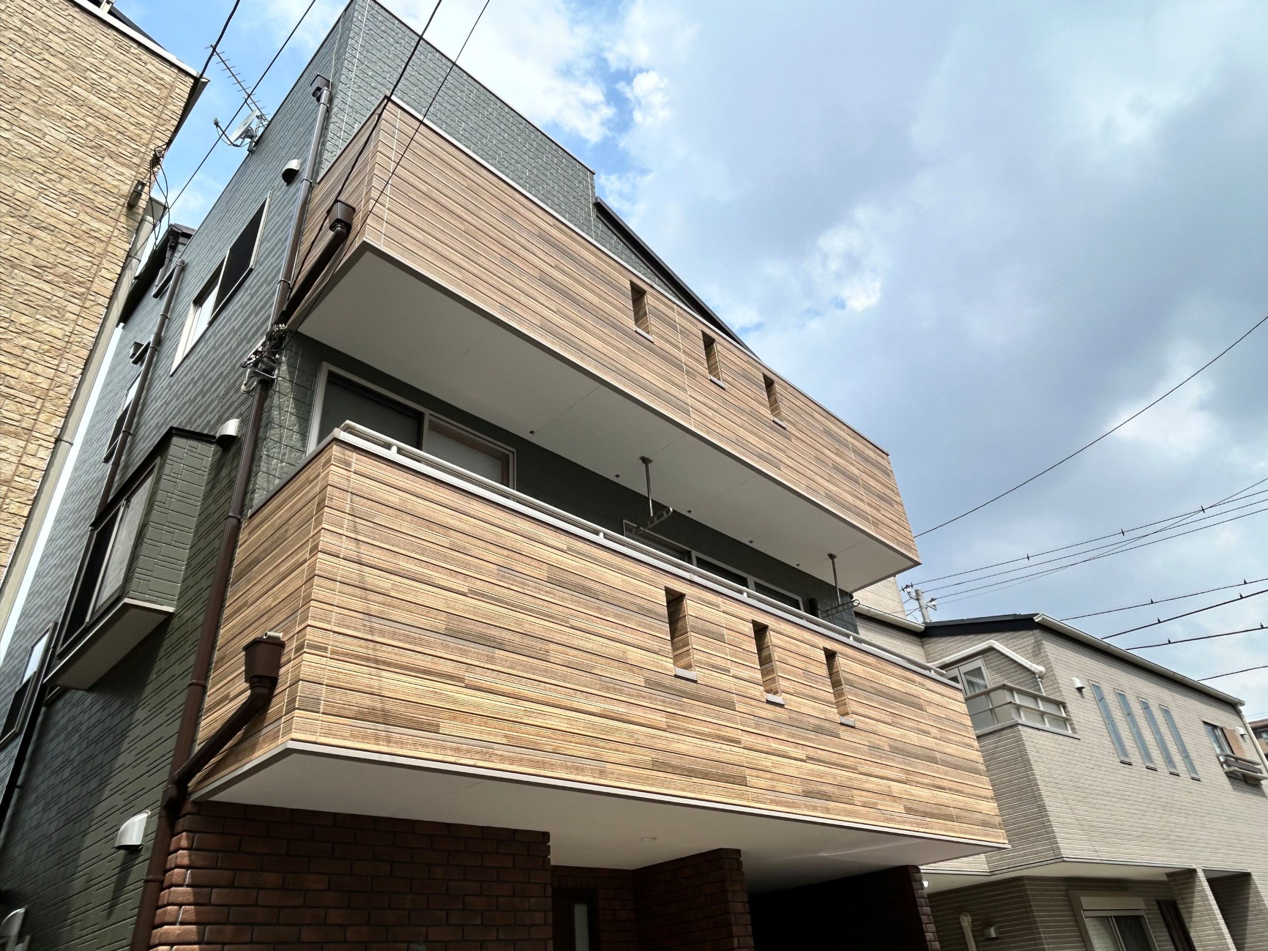 バルコニーの外壁張替とカルセラでとってもおしゃれで素敵なお家に！