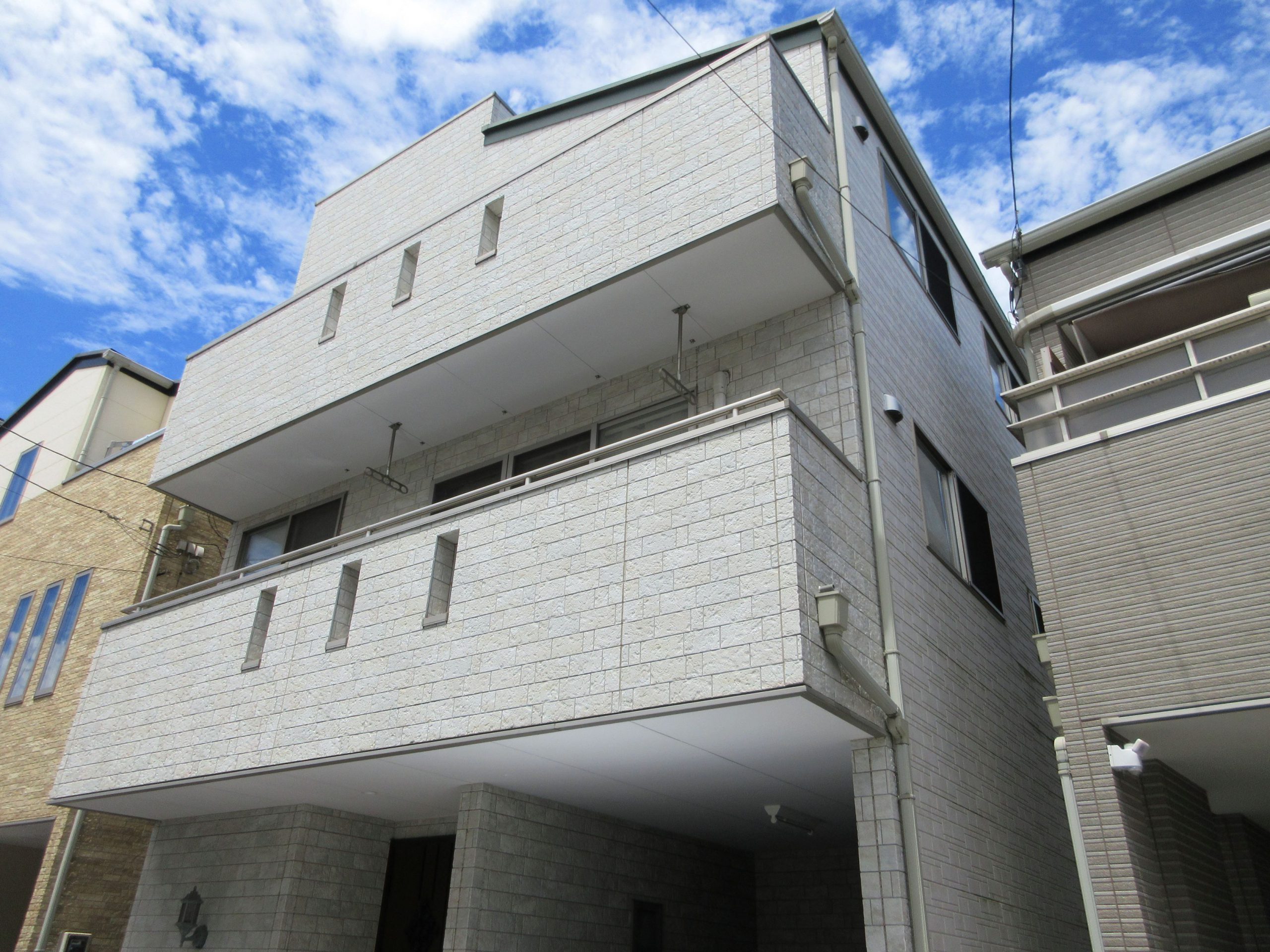 バルコニーの外壁張替とカルセラでとってもおしゃれで素敵なお家に！