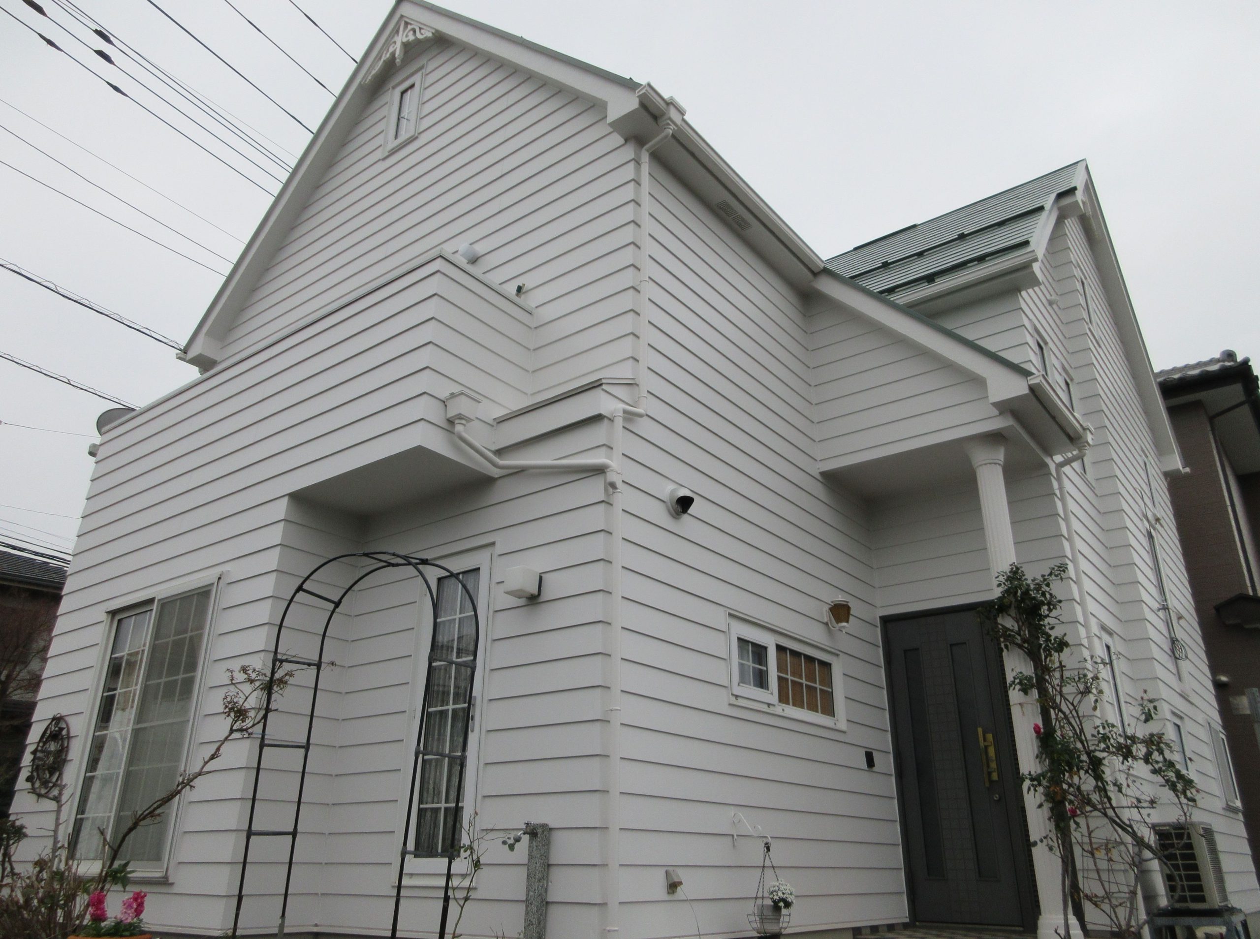 新築の時のよう　グリーンの屋根で可愛いらしいお家になりました。