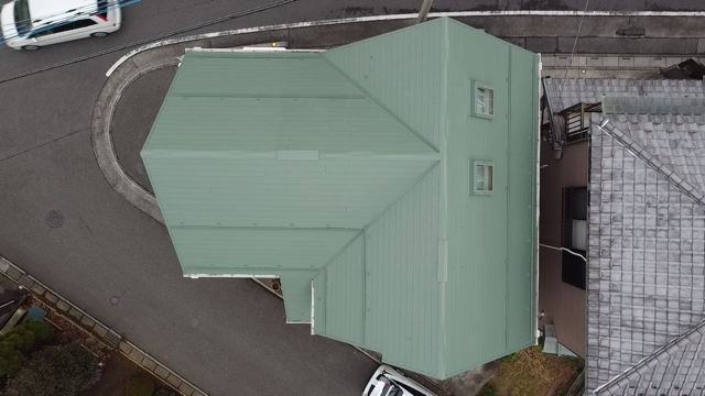 新築の時のよう　グリーンの屋根で可愛いらしいお家になりました。