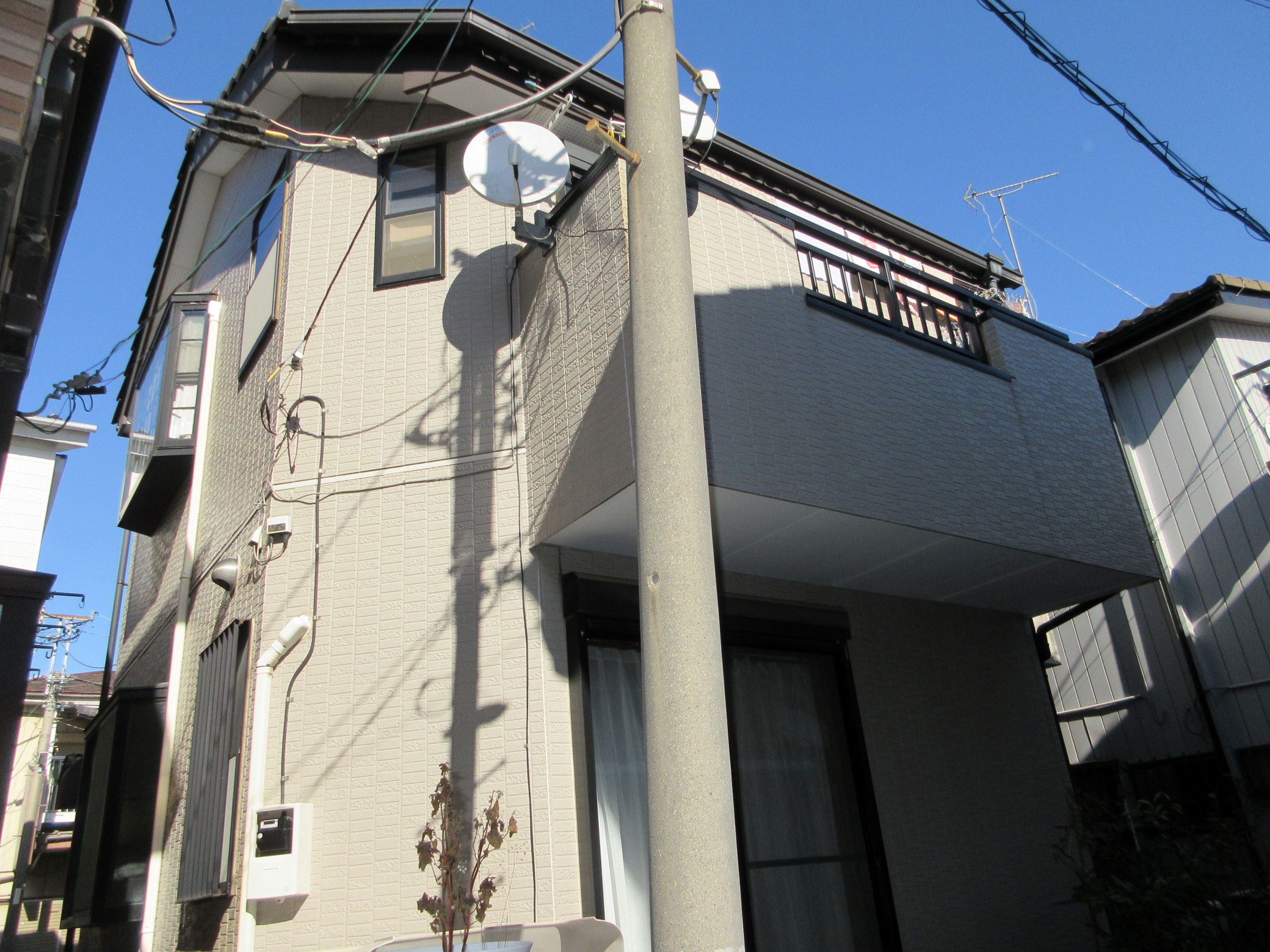 きれいに輝く白い壁も超低汚染塗料で守ります！
